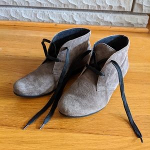 Munro Sloane Gray Greige Suede Ankle Boots